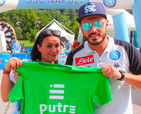 Tifosi Napoli con maglia Piutre, t shirt Piutre linea gol, ritiro Napoli